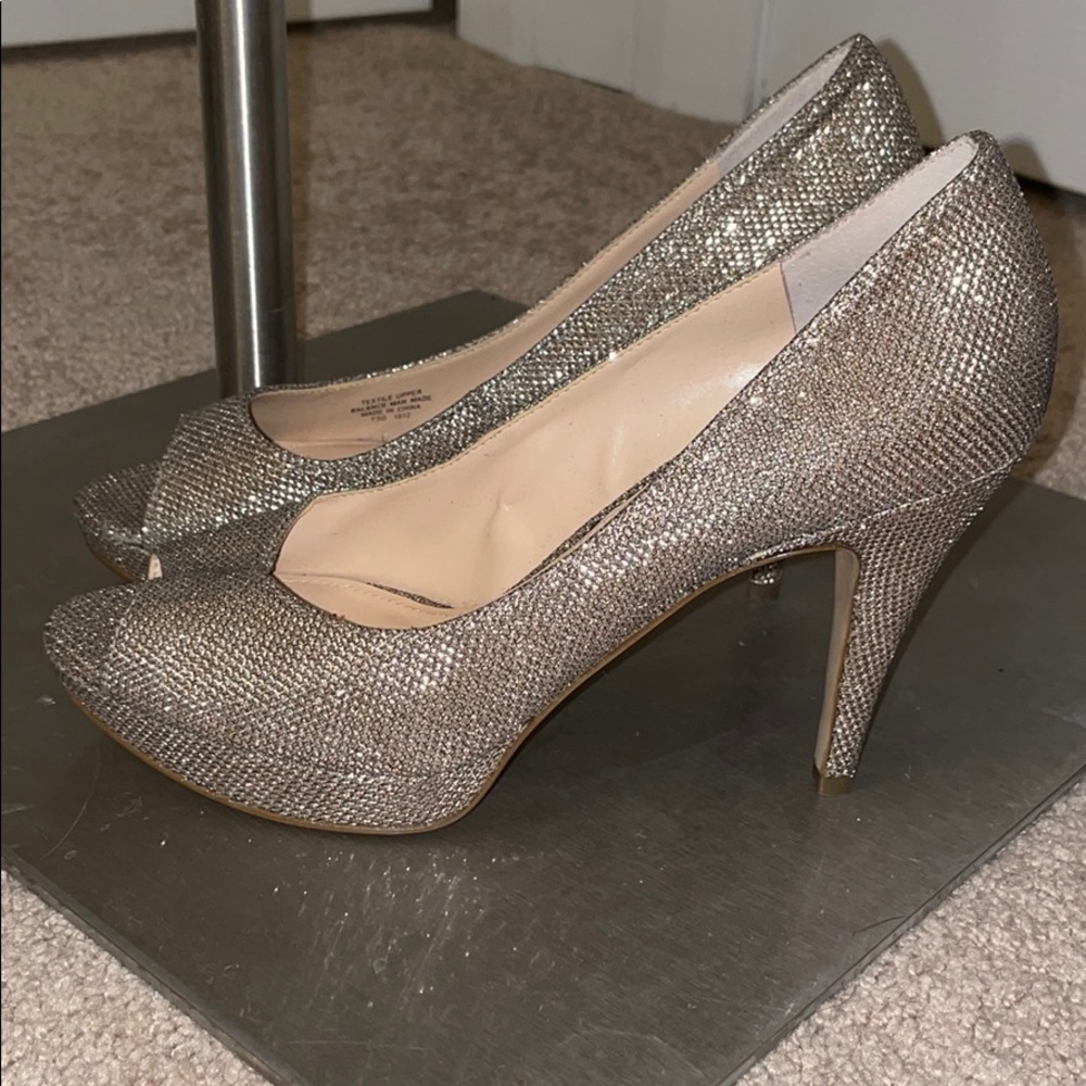 Light gold shimmery peep toe pumps - Picture 2 of 8